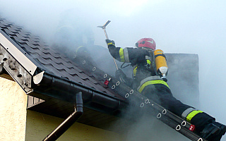 Pożar domu w Piszu. Jedna osoba poszkodowana